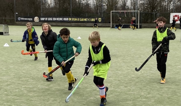 <p>De jonge hockeyers genoten van een gevarieerde training. </p>