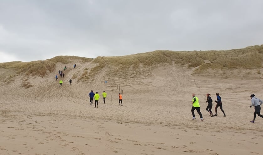 <p>Er zijn verschillende lopers te zien in Egmond aan Zee.</p>