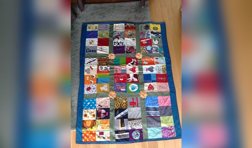 <p>Patchwork 'knuffeldeken', gemaakt door de hele familie.</p>