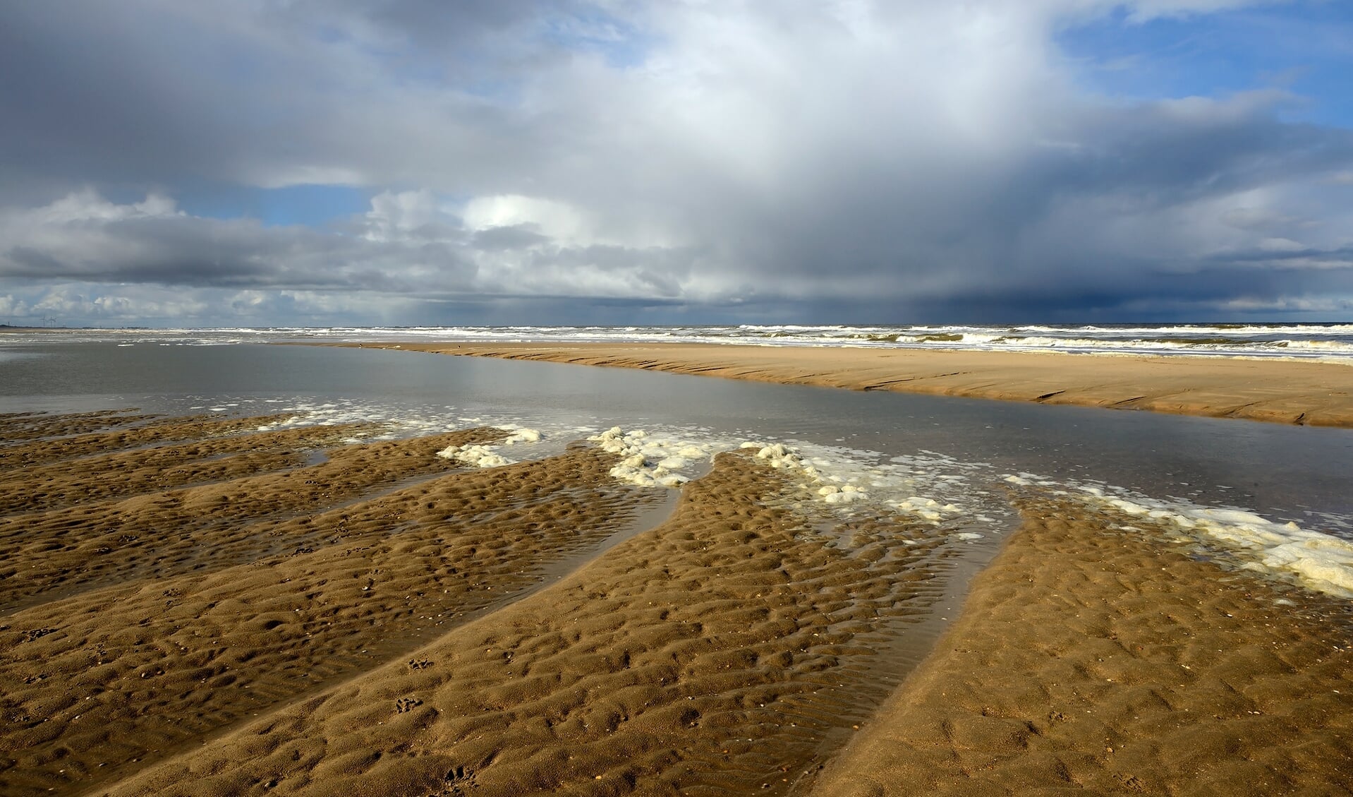 Dreigende wolkenlucht op het strand van Castricum