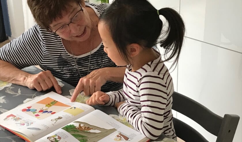 Voorlezer Suze met Julia Wu.