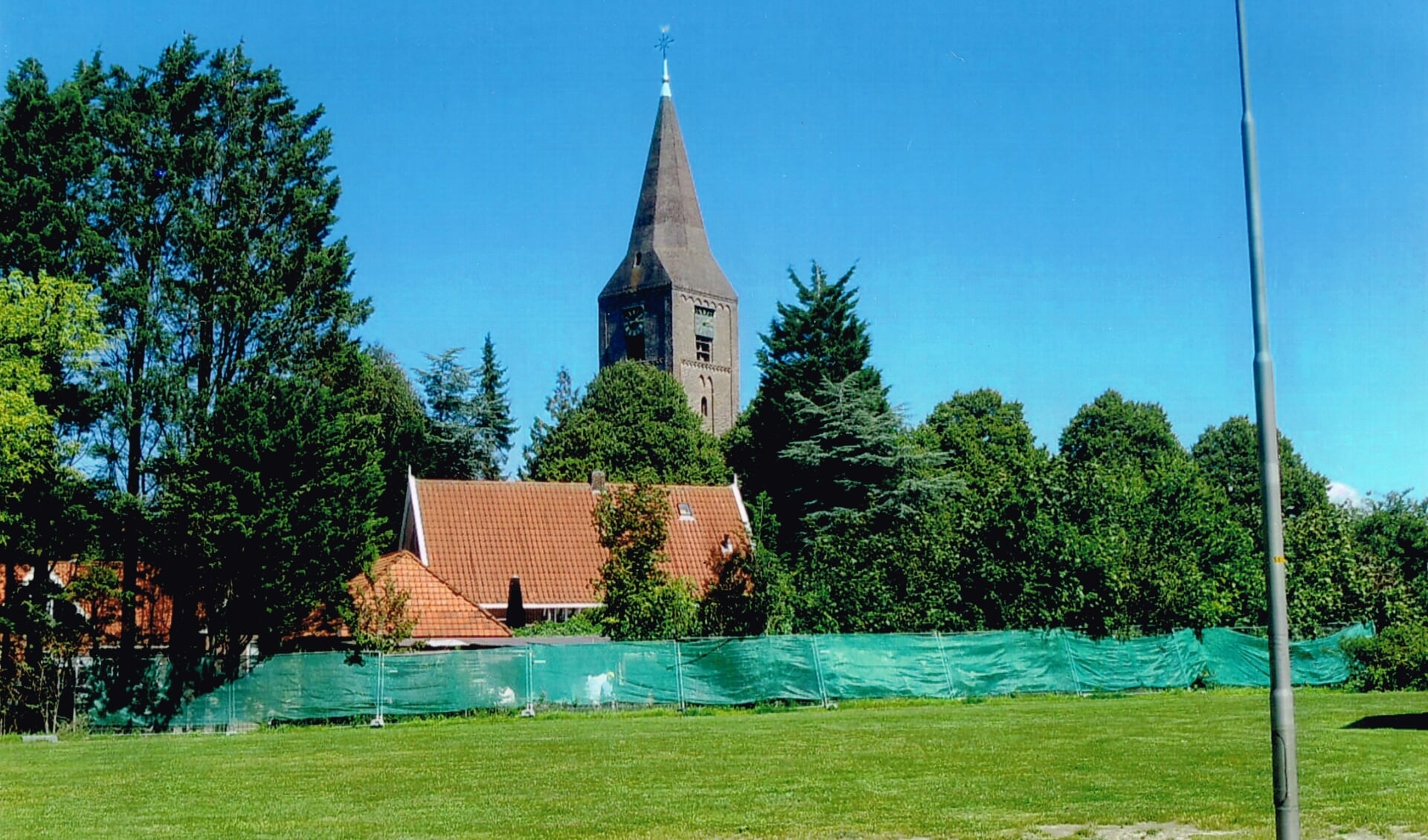 Kerk en huis van Wim Berkhout gezien vanaf de Dokter Brugmanstraat.
