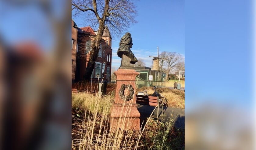 <p>Anna Louisa Geertruida Toussaint bij de molen van Piet. Wat was haar connectie met Heiloo? Dat is te lezen in de publicatie ‘De Kring van Heiloo'.</p>