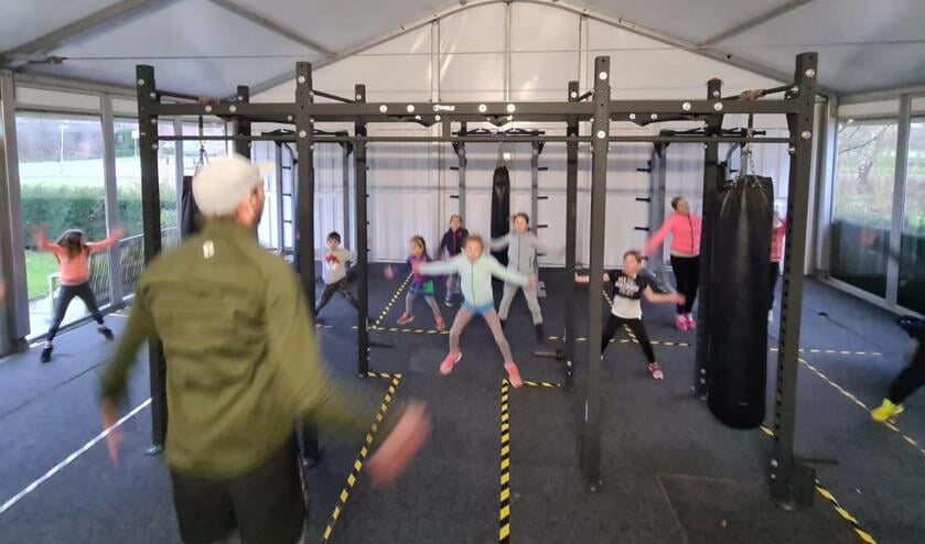 <p>Deze week zijn er verschillende lessen gegeven. Zo ook bij Dorssports, zij gaven kickboksen in de overkapping achter hun terrein. De kids waren super enthousiast: "Wanneer mogen we weer?"</p>