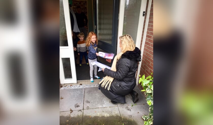 <p>Het was fijn om juf even te zien toen zij het thuiswerk kwam brengen.</p>