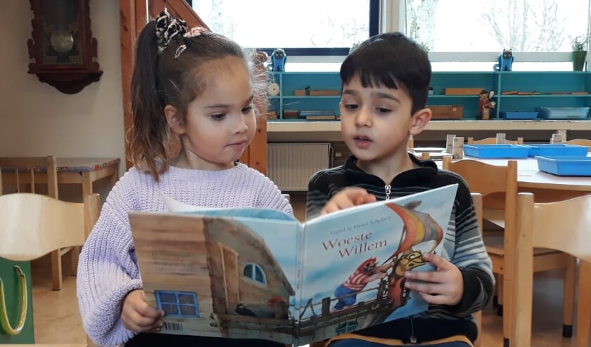 <p>Alvast lekker lezen in het boek van Woeste Willem bij de noodopvang op kindcentrum De Duif.</p>