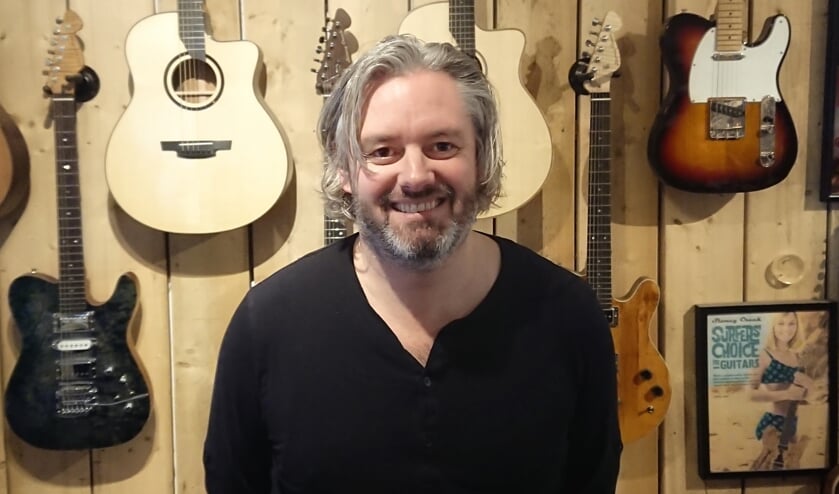 <p>Frank bouwde zijn eerste gitaar in de schuur van zijn ouders.</p>