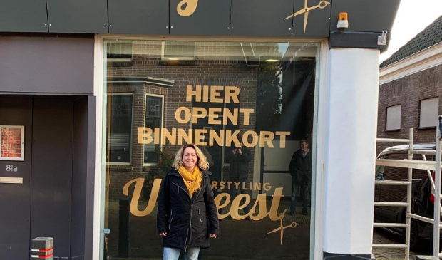 Esther de Vaal staat te trappelen om te beginnen in haar kapsalon aan de Middelweg in Uitgeest.