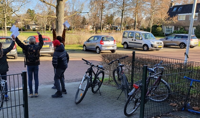 <p>De leerlingen van groep 7 juichen om hun buitenopdracht!</p>