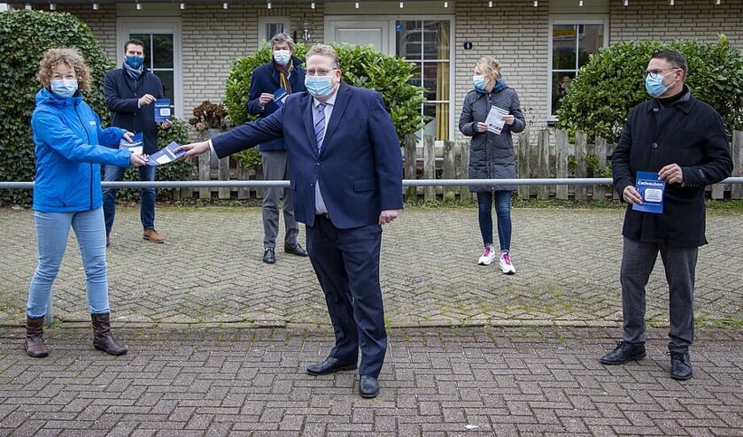 Overhandiging dinerbon door burgemeester Mans en wethouder Slettenhaar aan vertegenwoordigers Buurt- en Thuiszorgorganisaties.