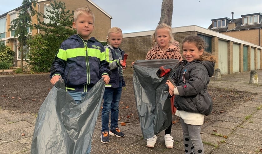 <p>Kinderen van groep 1/2C van Kindcentrum De Kerkuil verzamelen zwerfafval rondom het schoolgebouw met behulp van afvalgrijpers.</p>