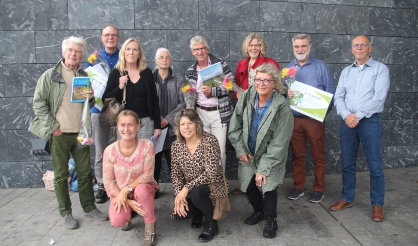 De prijswinnaars, van links naar rechts staand: Hans Weeda, Nico Lute, Marianne Snabilie-Klaver, Marijke Karten, Tonnis Hoogland, Corine Hemmer, Marga Duin, Hans Goedhart, Peter Savenije. Van links naar rechts knielend: Dorothé Rodenburg-Glorie, Marianne Jonker. Op de foto ontbreekt prijswinnaar Jos Duyker.