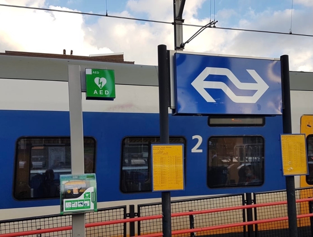 <p>AED op Station Heiloo</p>