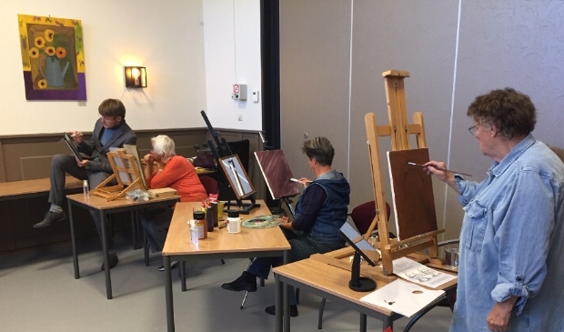 <p>Opperste concentratie tijdens de workshop van Sebastiaan Groot (linksachter op de foto).</p>
