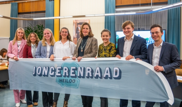 <p>Burgemeester Ten Bruggencate temidden van de enthousiaste leden van de Jongerenraad.</p>