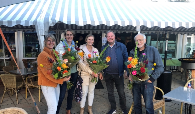 <p>Wethouder Rob Opdam bedankt vier van de zeven aanwezige leden van de werkgroep Kerkelaan-Belieslaan met een bloemetje voor al hun tijd en inspanningen tijdens het project. Dit gebeurde tijdens een bijeenkomst op 6 oktober met alle bewoners bij de in de buurt gelegen tennis en padel club: TPC Heiloo. Hier deelde de aannemer ook de laatste informatie over de uitvoering.</p>