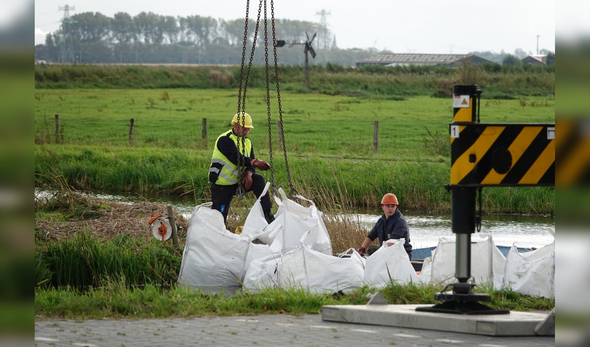 De sloot wordt afgedamd om te voorkomen dat het vervuilde water uit de sloot richting Binnenmeer of Uitgeestermeer stroomt.