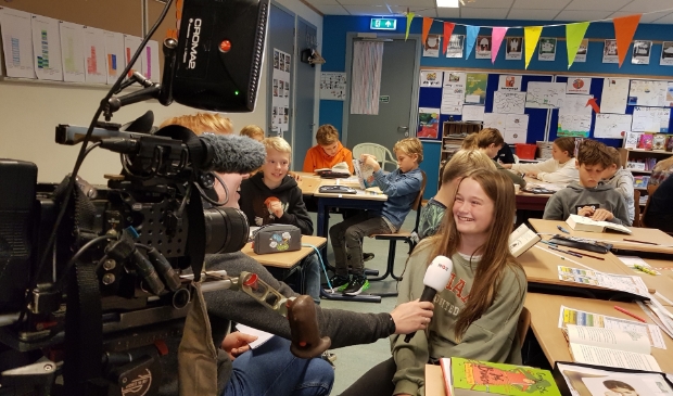 <p>Leerlingen uit groep 8a worden geïnterviewd.</p>