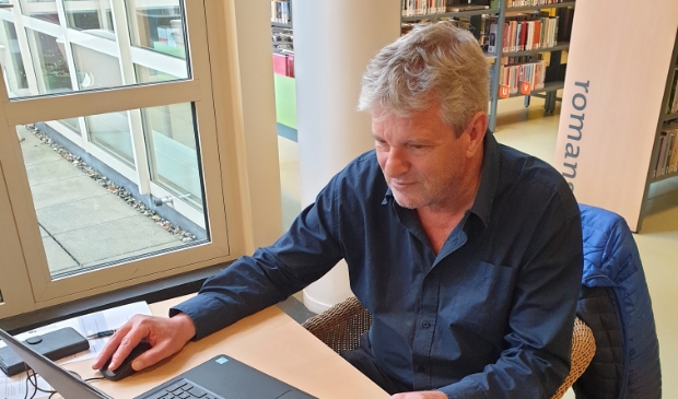 <p>Peter den Nijs, vrijwilliger van Het Trefpunt, kan helpen met het toegangsbewijs.</p>