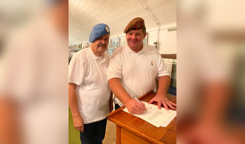 <p>Dannij van der Sluijs (rechts) en Hans Walrave ondertekenen de akte van oprichting bij de notaris.</p>