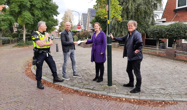 <p>V.l.n.r. wijkagenten Erwin Webbe en Johan de Wildt (met ‘witte voetjes’), burgemeester Mascha ten Bruggencate en een buurtbewoner.</p>