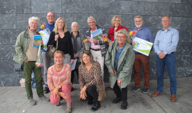 Prijswinnaars: v.l.n.r. staand: Hans Weeda, Nico Lute, Marianne Snabilie-Klaver, Marijke Karten, Tonnis Hoogland, Corine Hemmer, Marga Duin, Hans Goedhart, Peter Savenije. V.l.n.r. knielend: Dorothé Rodenburg-Glorie, Marianne Jonker. Op de foto ontbreekt prijswinnaar Jos Duyker.