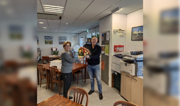 <p>Postaanzee geeft als dank een bos bloemen aan ondernemer Koenraad Frans.</p>