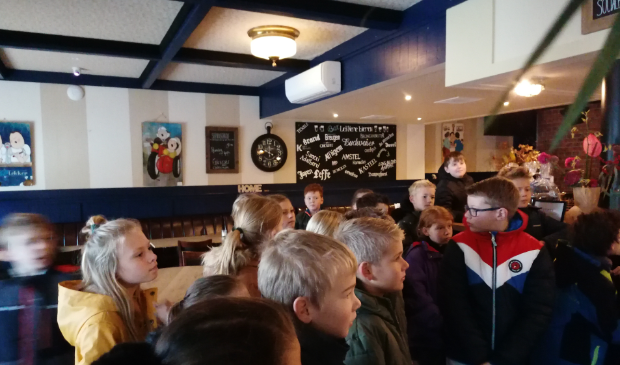 <p>De kinderen wilden graag zien hoe het in een restaurant reilt en zeilt, maar vooral hoe er in de keuken wordt gewerkt.</p>