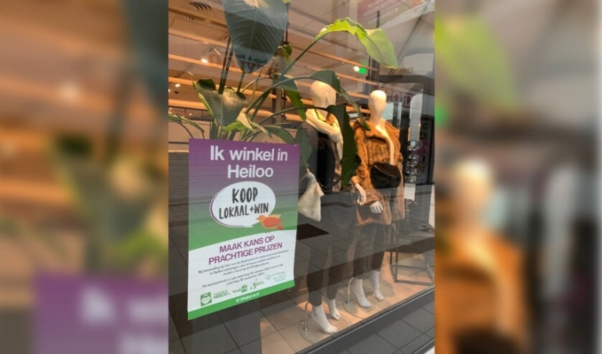 Poster 'Ik winkel in Heiloo' in de etalage van Zuss Women. (Foto: Lauryn de Haas)