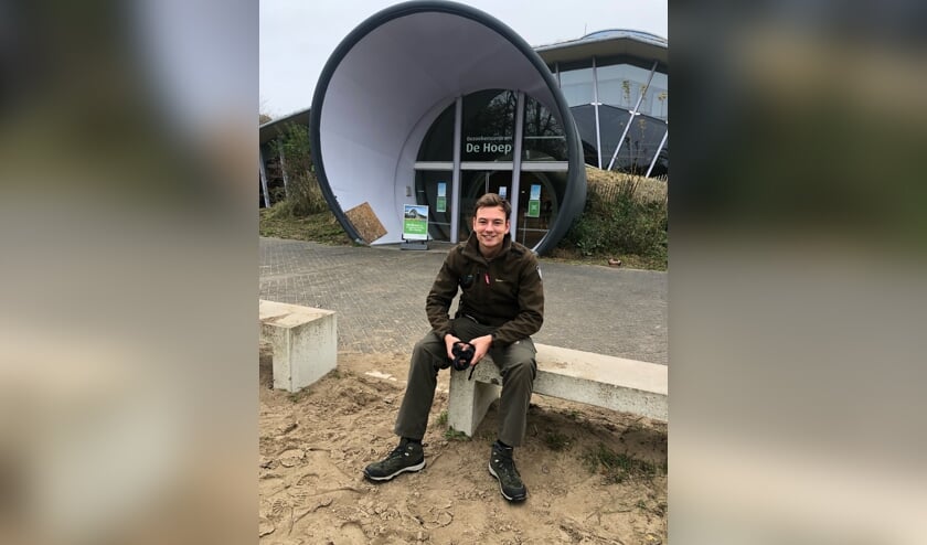 Boswachter Daan voor bezoekerscentrum De Hoep.