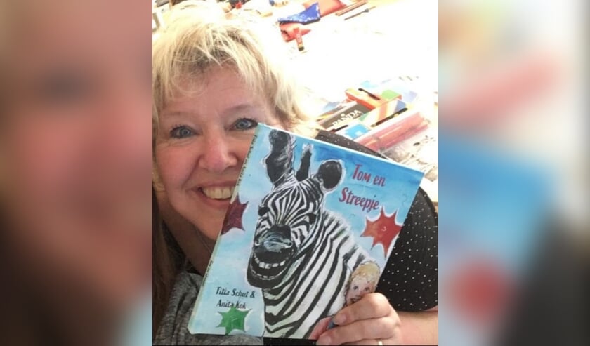 Anita Kok met het boek 'Tom en Streepje'