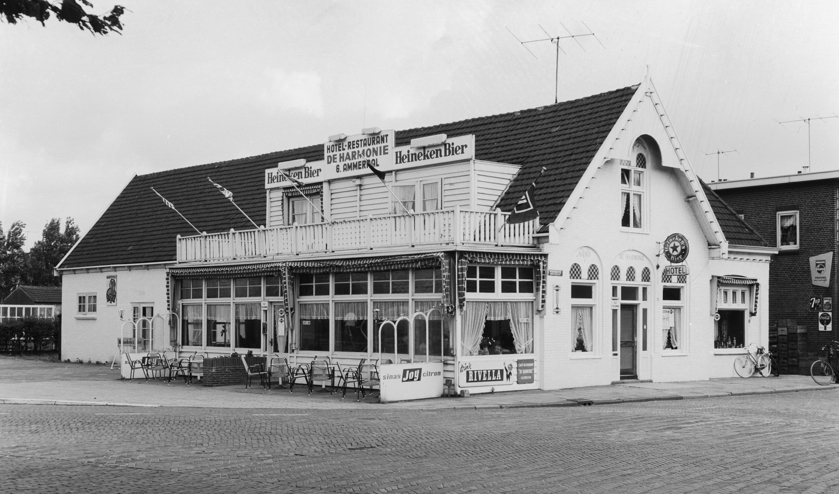 <p>Hotel-Restaurant De Harmonie met links de Stationsweg omstreeks 1960.</p>