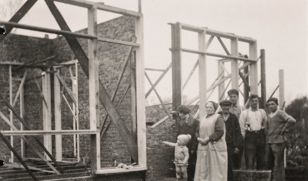 <p>De bouw van het huis aan Oosterweg 24 in Bergen, ca. 1933.</p>