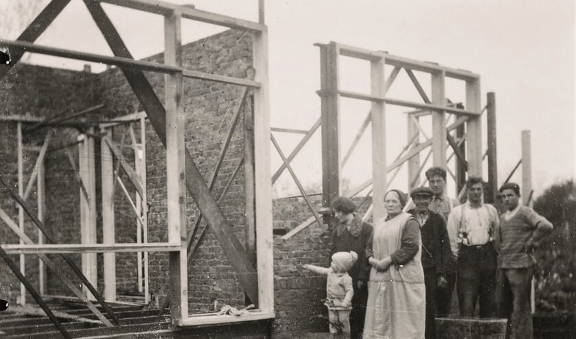 <p>De bouw van het huis aan Oosterweg 24 in Bergen, ca. 1933.</p>