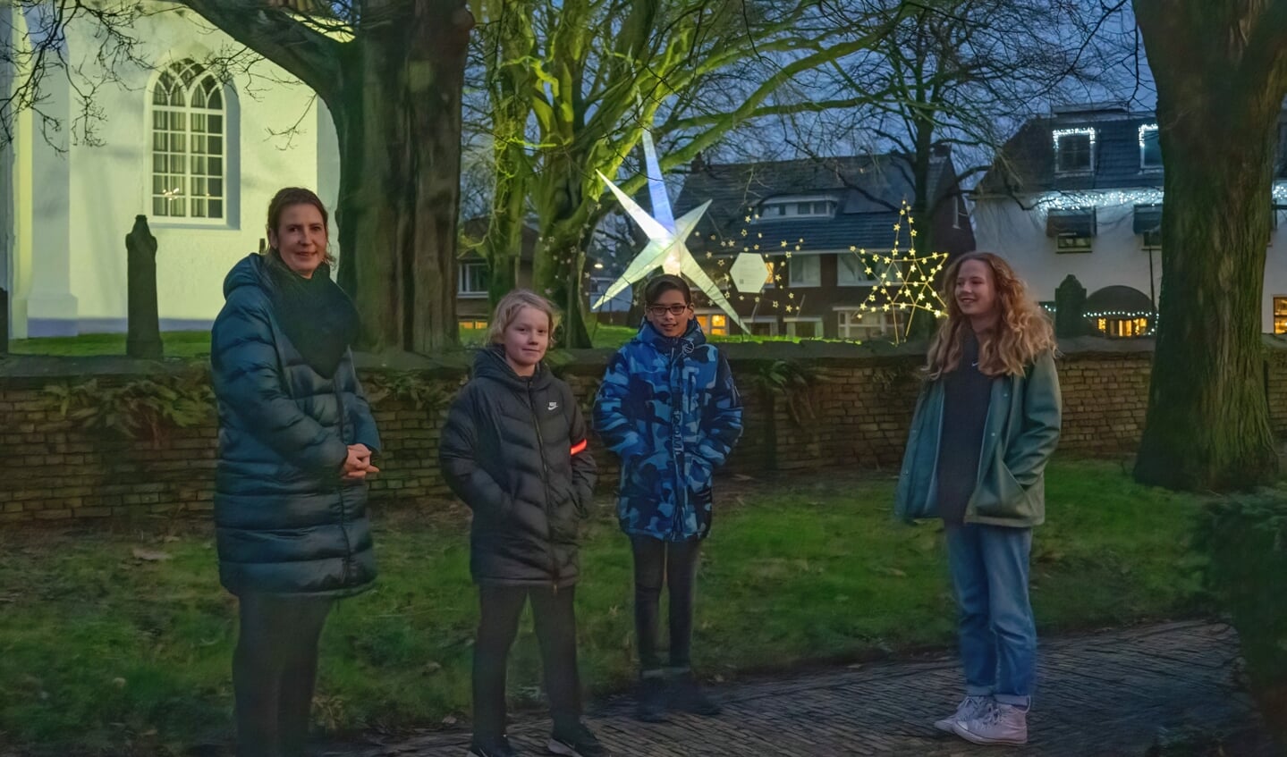 Van links naar rechts: Burgemeester Mascha ten Bruggencate, Jeppe Hoogland, Jayden de Vries en