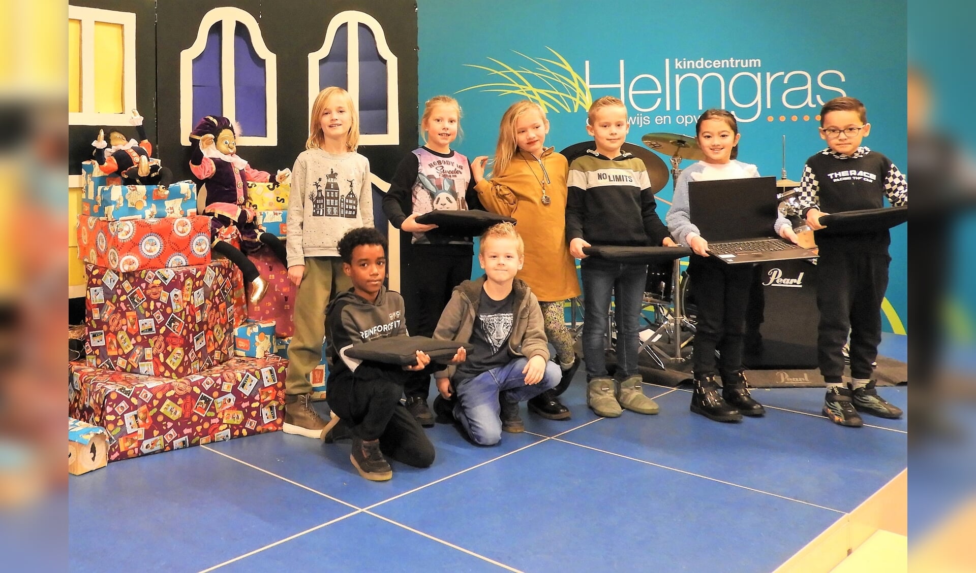 Leerlingen van kindcentrum Helmgras namen de eerste 5 laptops in ontvangst die
gedoneerd worden aan kinderen die ze goed kunnen gebruiken