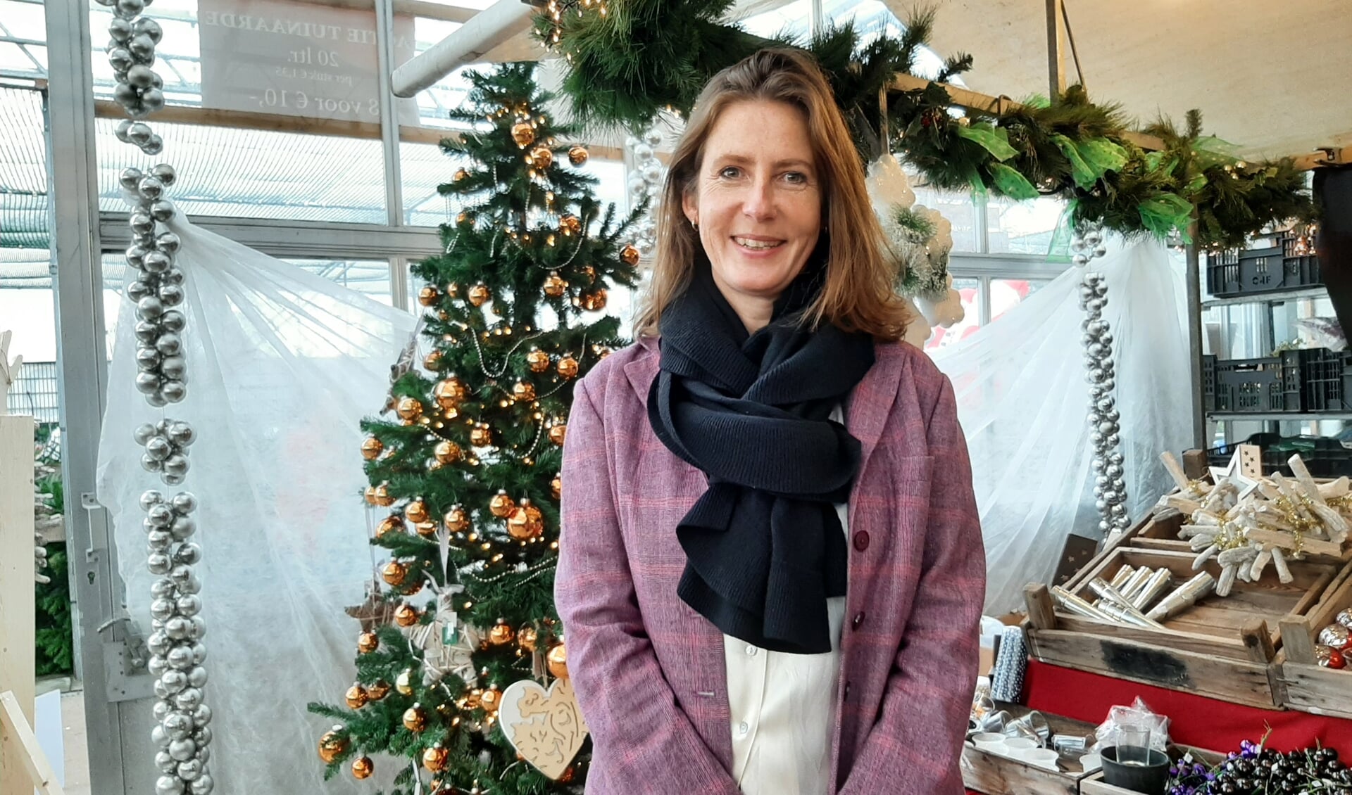 De burgemeester bracht een bezoek aan de kerstmarkt bij Kwekerij Maatwerk, toen alles nog open was. 
