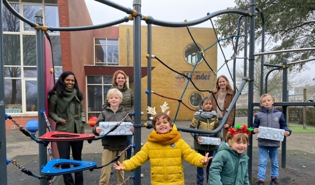 <p>Van links naar rechts achter Hemma, Wendy en Myriam. De kinderen zijn v.l.n.r. Boet, Ruben, Jasmijn, Jur en Luuk.</p>