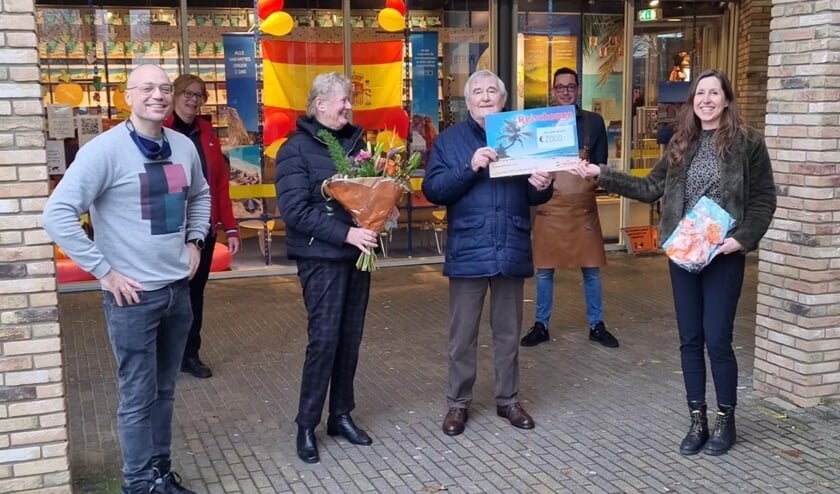 v.l.n.r. Boudewijn Rigter (Primera Geesterduin), Marlies Winder (Pets Place), mevrouw en meneer Dijkstra, Bas
Verkaart (Gall&Gall) en Brenda de Moor (D-reizen).