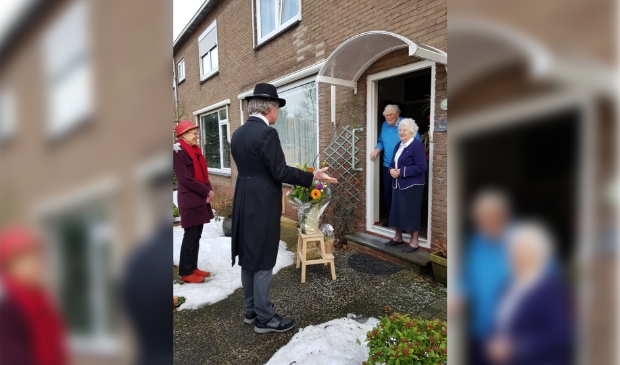 Het bruidspaar Schoenmaker werd verrast door de
'buurtburgemeester' van de Wethouder Twaalfhovenstraat.