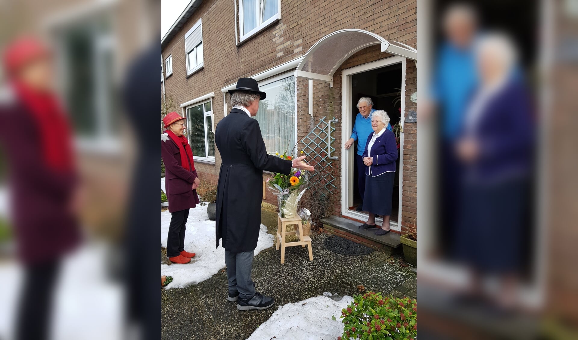 Het bruidspaar Schoenmaker werd verrast door de
'buurtburgemeester' van de Wethouder Twaalfhovenstraat.