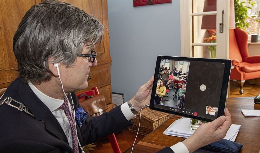 <p>Burgemeester spreekt online met leerlingen van groep 8 van kindcentrum Helmgras.</p>