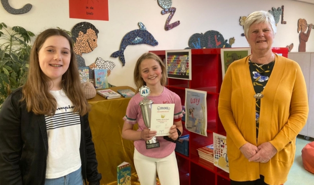 <p>Emma reikt de bokaal uit aan winnares Bobbie onder toezicht van Hanny Kaan, voorzitster van de jury.</p>
