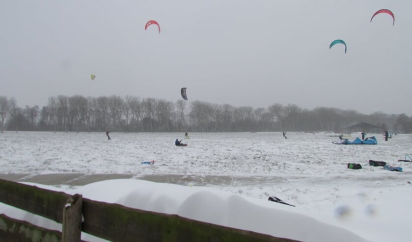 Snowkiters in Bakkum-Noord.