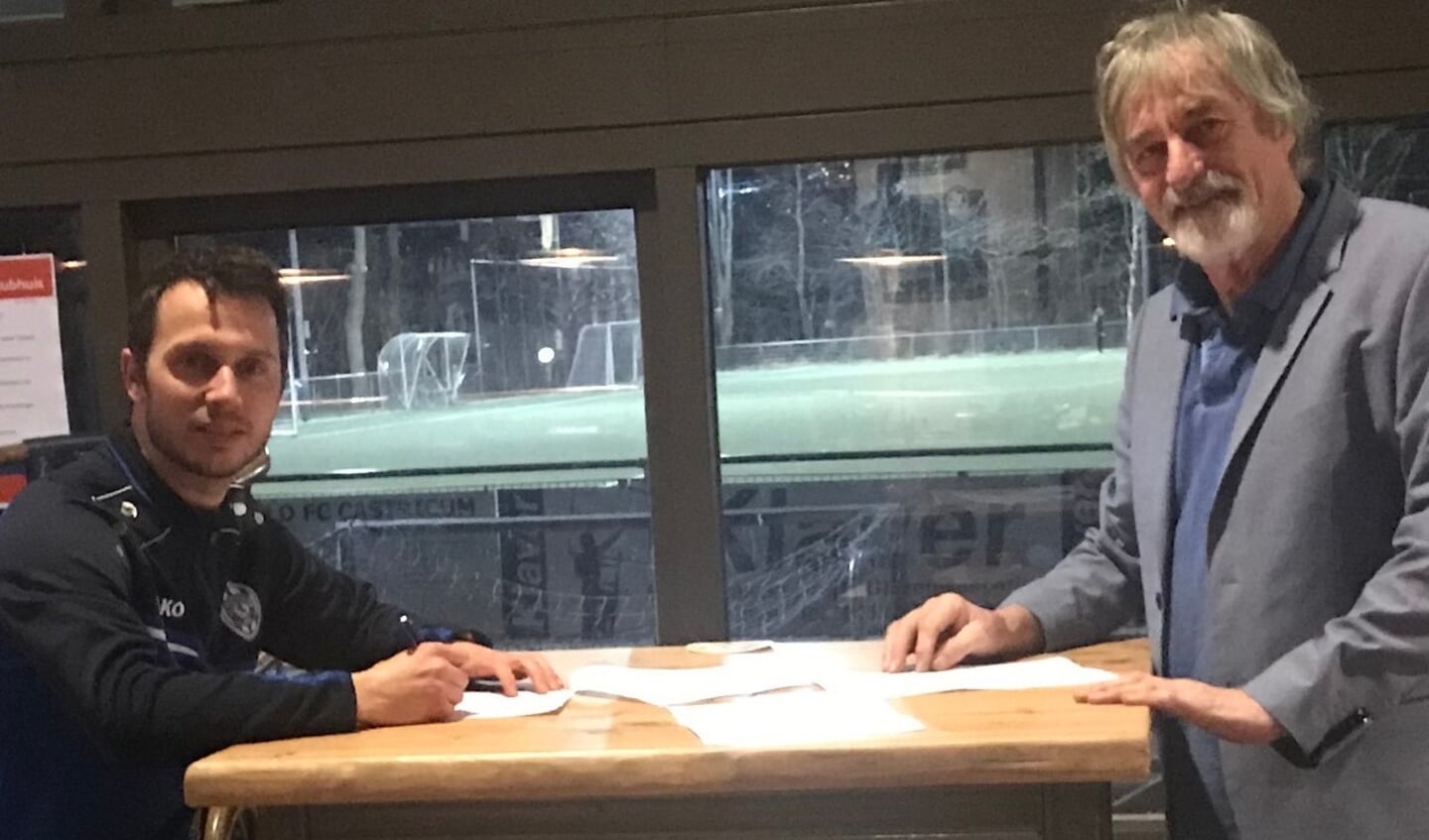 Hoofd Jeugdopleiding Lucas Kloprogge tekent onder toeziend oog van bestuurslid Peter van Splunter de
contractverlenging.