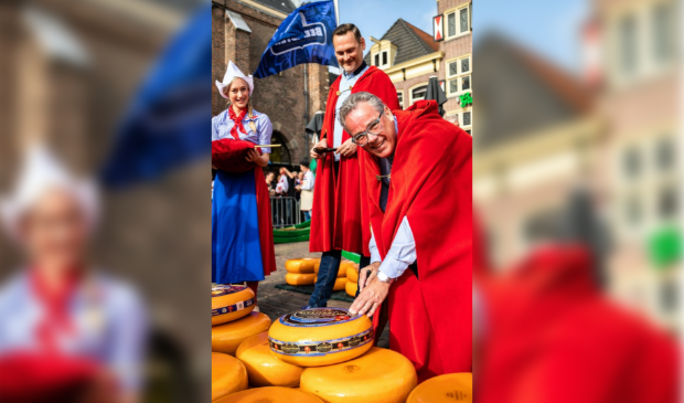 <p>Jeroen Schouten (Rotary Heiloo) heeft in Alkmaar alle aandacht voor de kaas.</p>