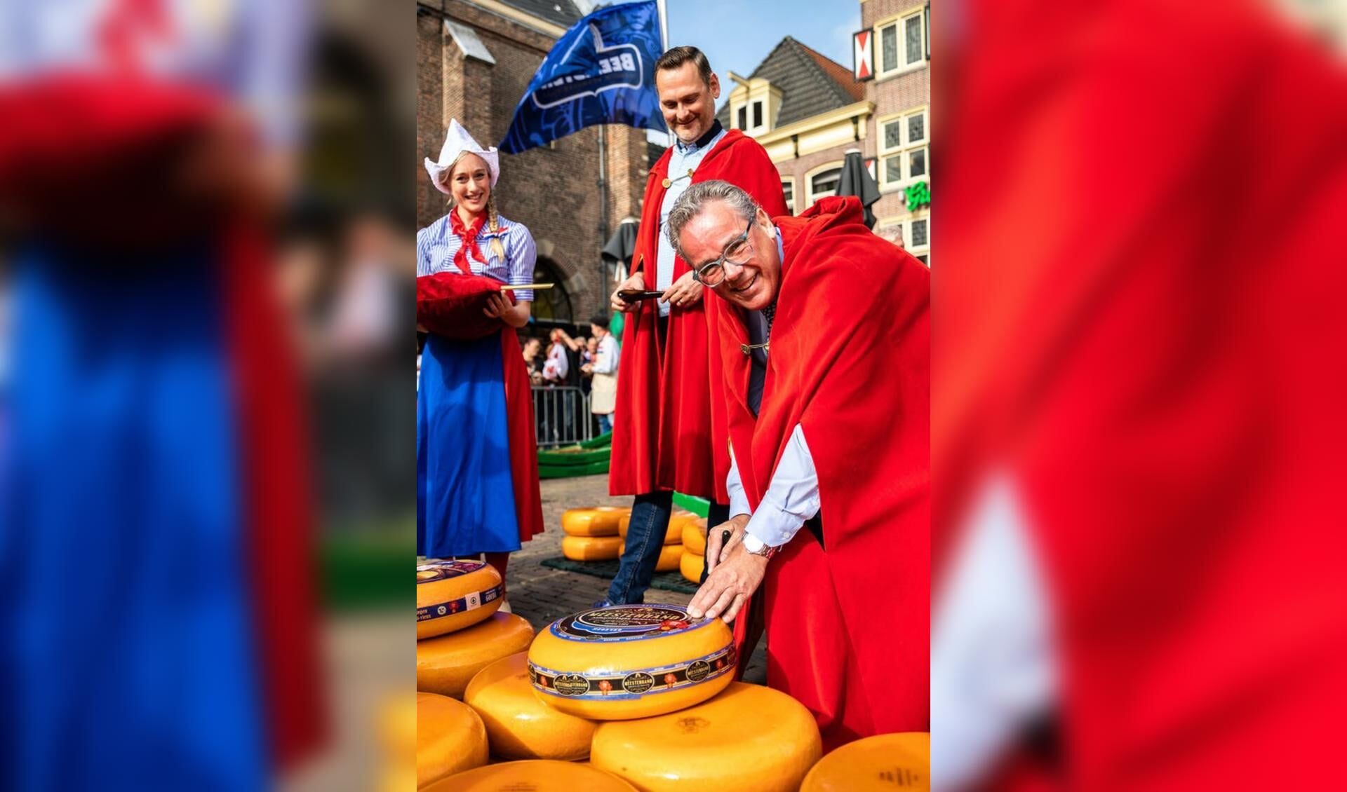 Jeroen Schouten (Rotary Heiloo) heeft in Alkmaar alle aandacht voor de kaas.