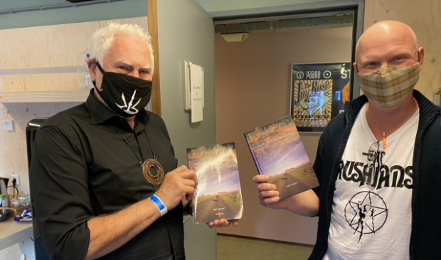 <p>Ronald van Dalfsen (rechts) samen met Cesar Zuiderwijk (links), de drummer van Golden Earring. Cesar was een vriend van Neil Peart en heeft het voorwoord geschreven voor 'Ghost Rider: Over helende wegen'.</p>