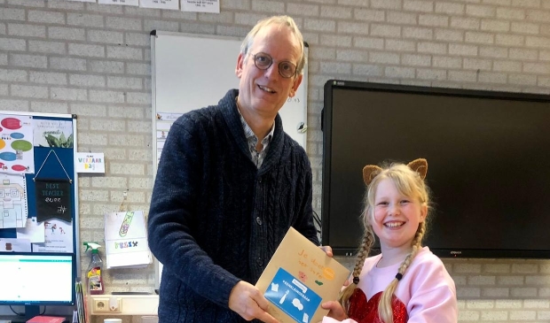 <p>Saartje overhandigt een klein gebaar aan haar eigen meester Rob.</p>