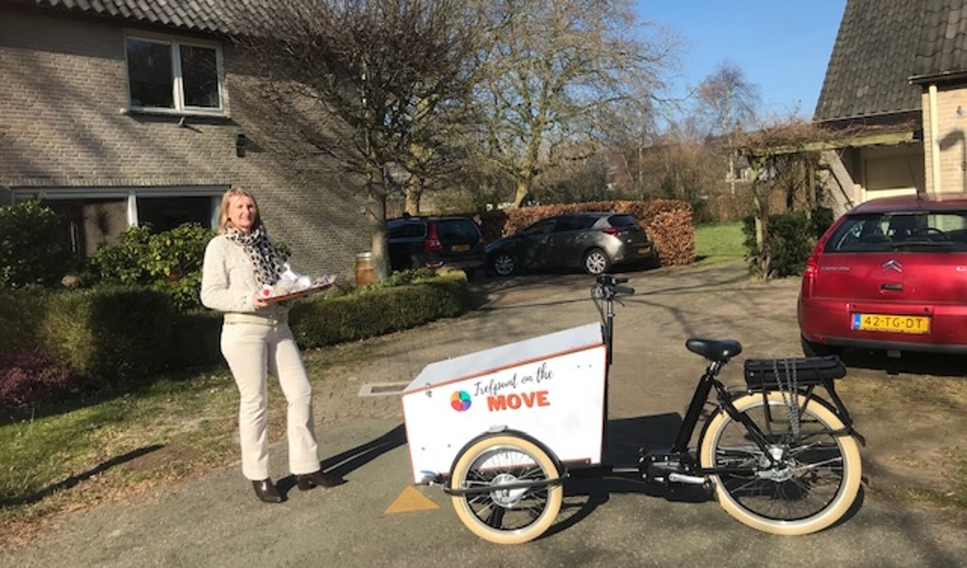Karin van Kersbergen bij de zogenaamde 'koffie-fiets-kar' van Trefpunt on the move. 